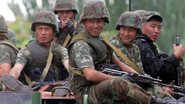 Soldados kirguís llegan a Osh