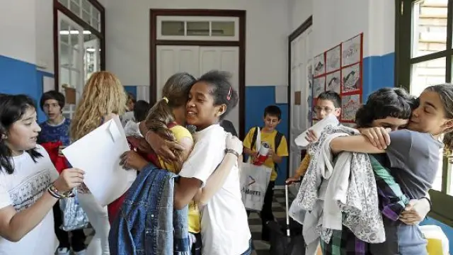 Los alumnos de sexto del Gascón y Marín se despedían con abrazos ayer en el último día de clase.