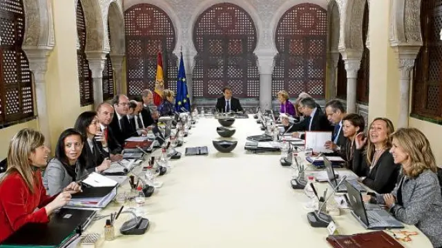 Zapatero y su equipo de Gobierno, en el Consejo de Ministros celebrado en marzo en Sevilla.