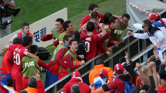 Titulares y suplentes serbios celebran el gol de Jovanovic