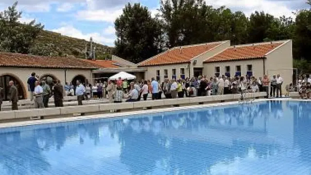Decenas de vecinos acudieron a la inauguración de la piscina.