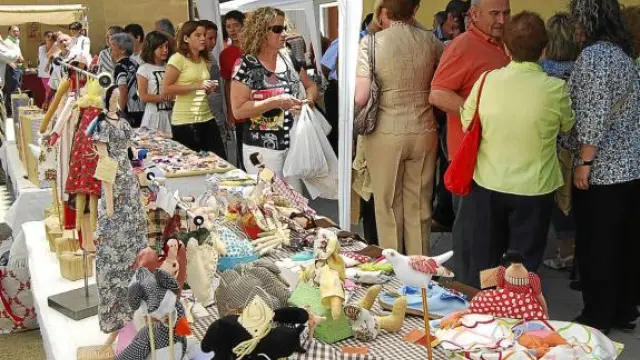 Vecinos y turistas visitan el mercado en el que participaron 22 artesanos.