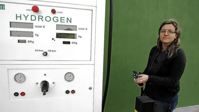 Leire Romero, responsable de I+D de la Fundación, en el expendedor de combustible.
