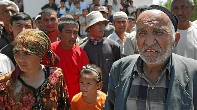 Refugiados uzbekos participan en una protesta en el campamento levantado en Sakaldy, ayer.