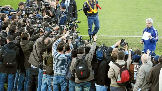 Raymond Domenech atiende a los medios de comunicación en el día de ayer y lee un comunicado de sus jugadores.