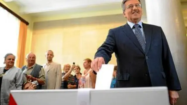 Komorowski deposita su voto en un colegio de Varsovia.