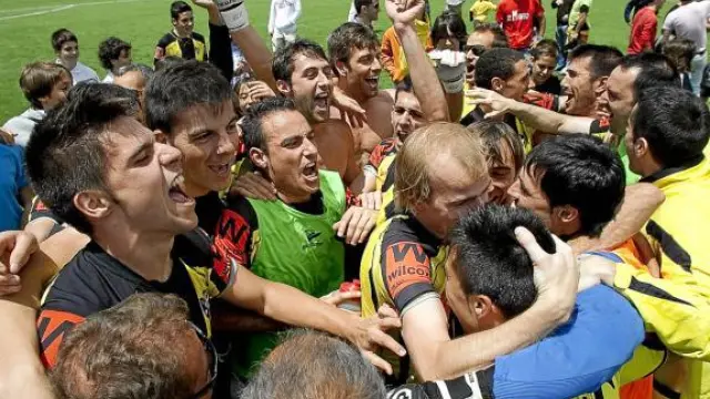 Los jugadores de La Muela, fundidos en un abrazo con su afición tras lograr el ascenso.