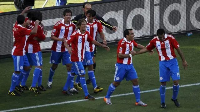 Los jugadores de Paraguay, tras el partido