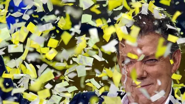 El presidente electo de Colombia, Juan Manuel Santos, celebrando su victoria ayer de madrugada.