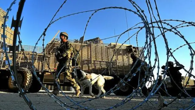 Un soldado británico junto a un perro rastreador de explosivos, ayer en Helmand, Afganistán.