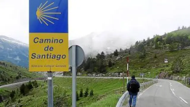 Un peregrino por la N-330, en el Camino de Santiago por Somport.