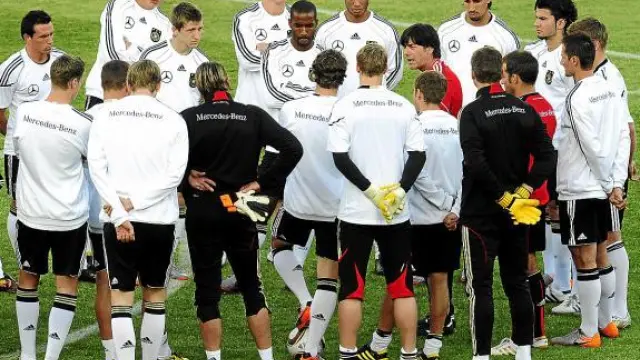 El seleccionador alemán habla con todos sus hombres durante un entrenamiento.