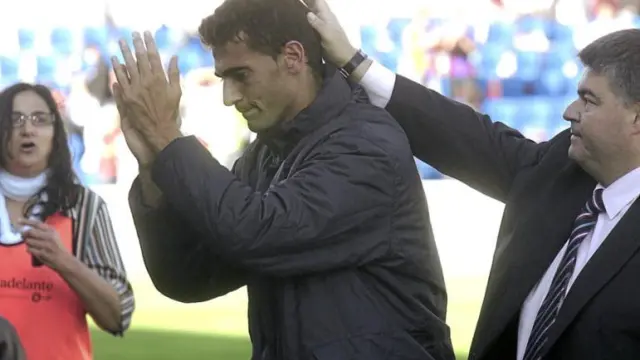 Roberto saluda a la afición del Huesca en el partido que disputó esta temporada con el Nástic en El Alcoraz.
