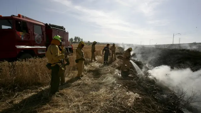 Dos fuertes incendios en Los Monegros y La  Sotonera ponen en alerta a media provincia