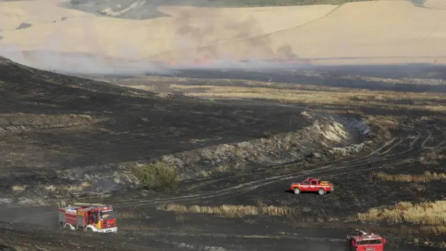 Dos fuertes incendios en Los Monegros y La  Sotonera ponen en alerta a media provincia