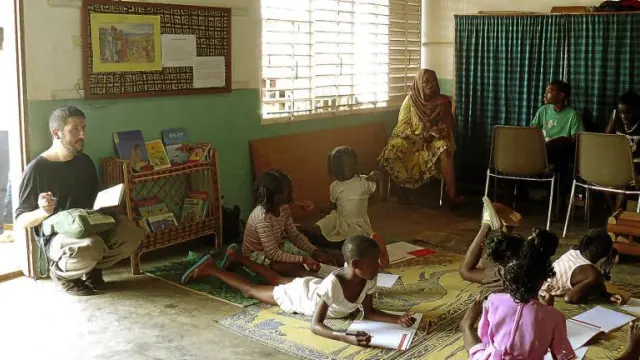 Álvaro, a la izquierda de la imagen, en un taller de ilustración en la biblioteca infantil Lucioles, en Camerún.
