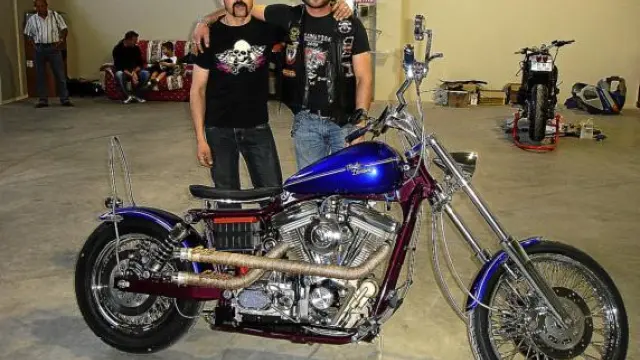 Óscar Puértolas y Roberto Becerril posan con la motocicleta que han construido.