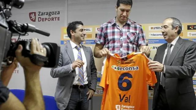 Alberto Val, media entre Óscar Mainer y Domingo Aguerri, portando la camiseta del CAI.