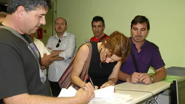 Los representantes sindicales, en el mostrador del Registro Municipal presentando las firmas.
