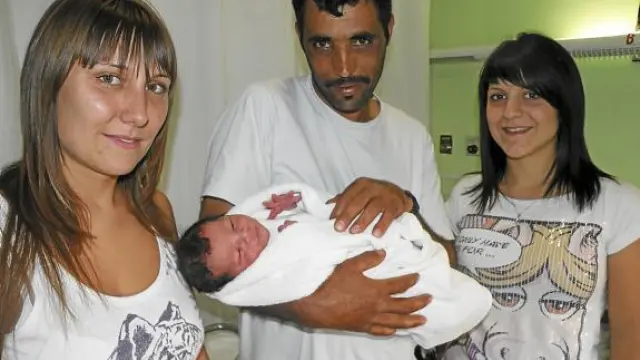Tras ayudar en el parto, Patricia y Blanca visitaron al pequeño -en brazos de su padre- en el hospital.