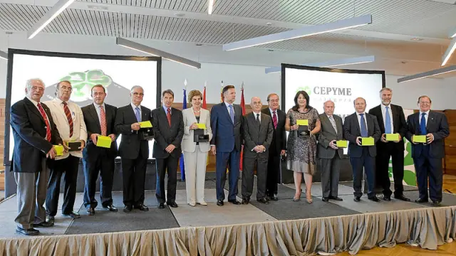 Todos los galardonados, junto a los representantes políticos de la región -Marcelino Iglesias y Alberto Larraz- y el presidente de Cepyme Aragón y Zaragoza, Aurelio López de Hita.