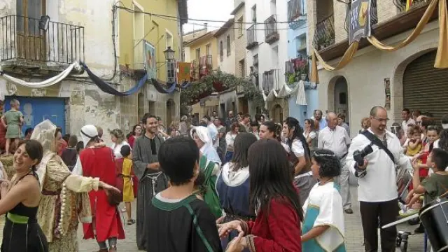 Las calles, engalonadas con motivos medievales, se llenaron ayer de actores y recreacionistas.