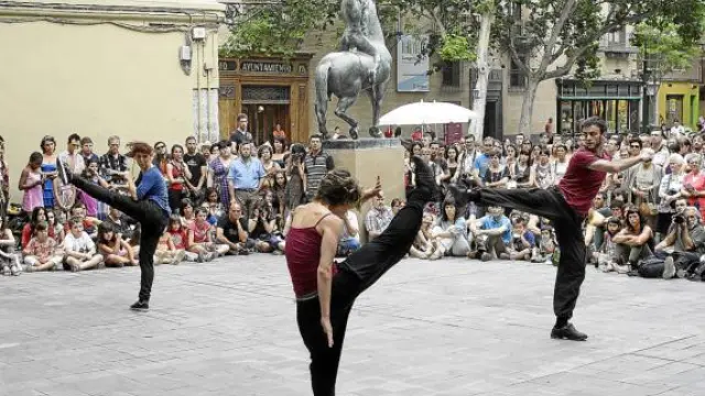 La coreografía de Julián Juárez abrió el festival de danza ayer tarde en la plaza de San Felipe.