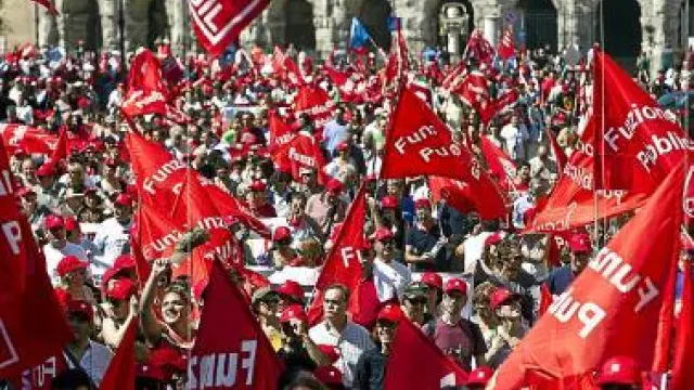 Cientos de personas participan en la huelga general en Roma.