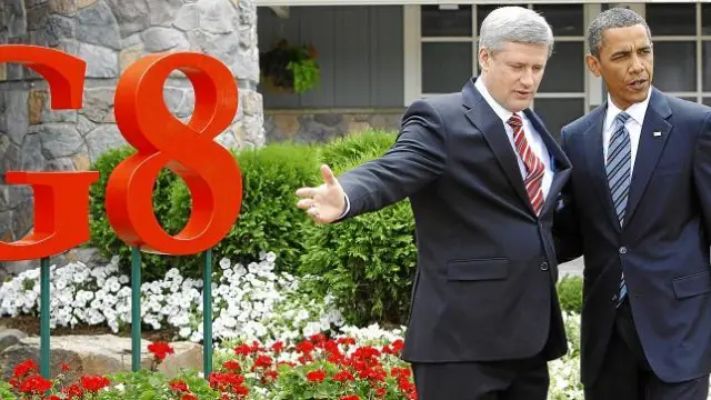 Obama es recibido por el primer ministro canadiense, ayer a su llegada a la cita del G-8 que se celebra en Toronto.