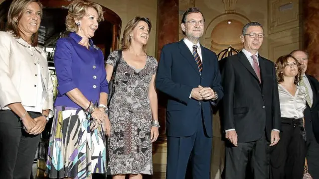 Desde la izquierda, Mato, Aguirre, De Cospedal, Rajoy, Gallardón, Sáenz de Santamaría y Rato, ayer, antes del Foro Nueva Economía.