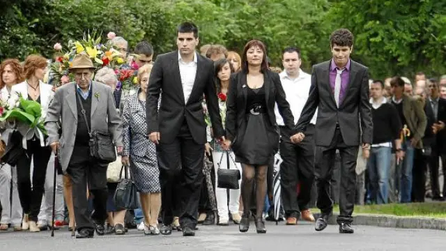 Familiares del policía Eduardo Puelles, asesinado por ETA hace un año, en un homenaje en Arrigorriaga.