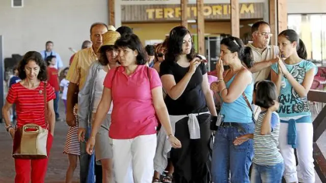Un grupo de visitantes hace cola en una de las atracciones de Dinópolis en Teruel.