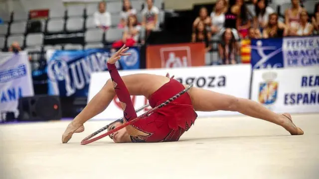 Una gimnasta ejecuta el programa de aro en una de las jornadas de los Nacionales disputados en el Siglo XXI.