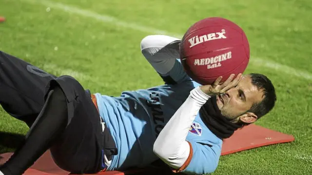 Toni Doblas levanta un balón medicinal en un entrenamiento del Huesca.