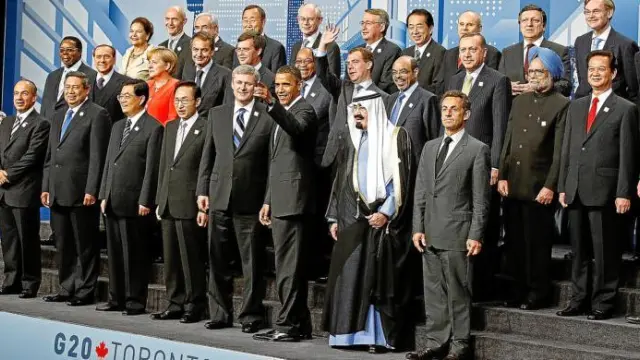Fotografía 'de familia' de los líderes del G-20, el grupo de los países desarrollados y emergentes más importantes, en su cuarta cumbre, celebrada ayer en Toronto.
