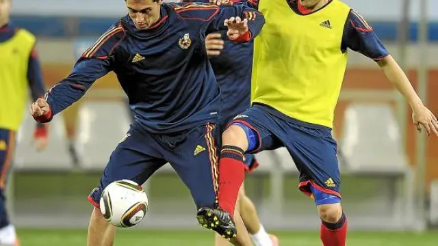 Arbeloa pugna con Villa, durante la sesión de entrenamiento de ayer.