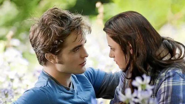 Robert Pattinson y Kristen Stewart en un fotograma de 'Eclipse', la tercera entrega de la saga 'Crepúsculo'.