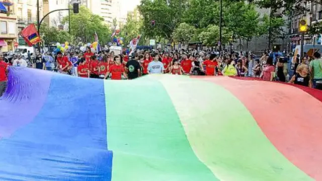 Una enorme bandera arcoiris encabezó la marcha que partió de la plaza de San Miguel.