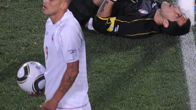 Suazo se lamenta tras un gol brasileño.