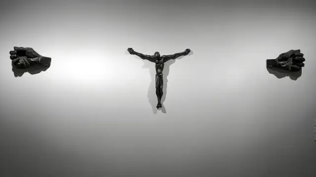 Modelo a escala del Cristo de Monte Medo, creado por Camín en 1970. A ambos lados, sus manos.