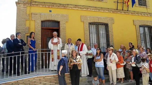 Numerosos vecinos acudieron a la bendición de la casa consistorial de Torres de Barbués.