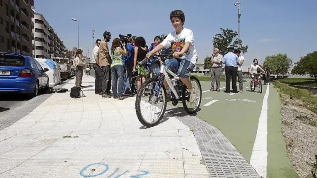 Varios niños que circulan por el parque Universidad llegan a la acera de Luis Mur Ventura, donde arrancará el nuevo tramo de carril bici.