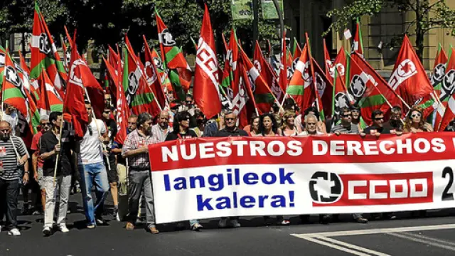 La manifestación de San Sebastián, durante la jornada de huelga general convocada ayer en el País Vasco