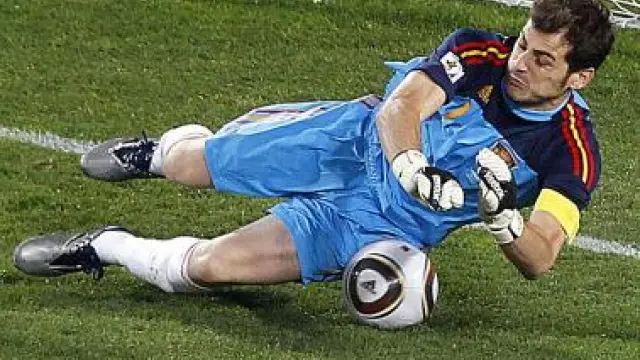 Casillas detiene el penalti.