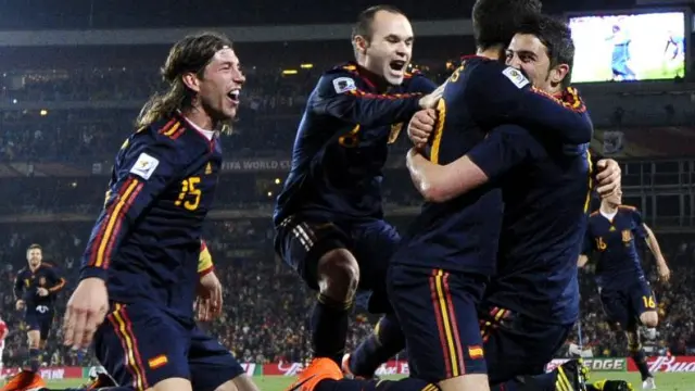 Los jugadores de la selección española se abrazan a Villa, autor del gol de la victoria.