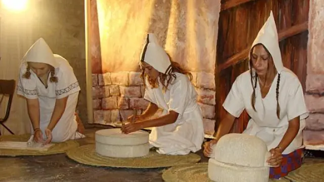 El grupo de recreación Ositanos mostró cómo molía el grano y amasaba el pan el pueblo ibero.