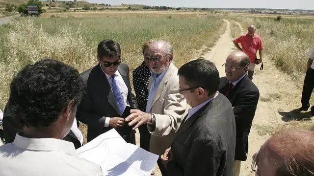 Las autoridades visitaron ayer los terrenos en los que se construirá el parque empresarial junto a la autovía de Lérida a su paso por Loporzano.