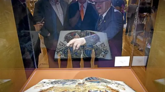 El profesor Guillermo Redondo enseña una de las obras incluidas de la exposición.