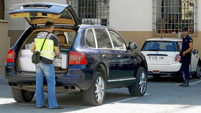 Agentes de la Policía Nacional retiran numeros archivadores con documentación del interior del Ayuntamiento de Orihuela.