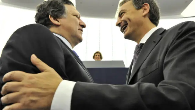 Barroso y Zapatero se saludan antes de la comparecencia en el Pleno